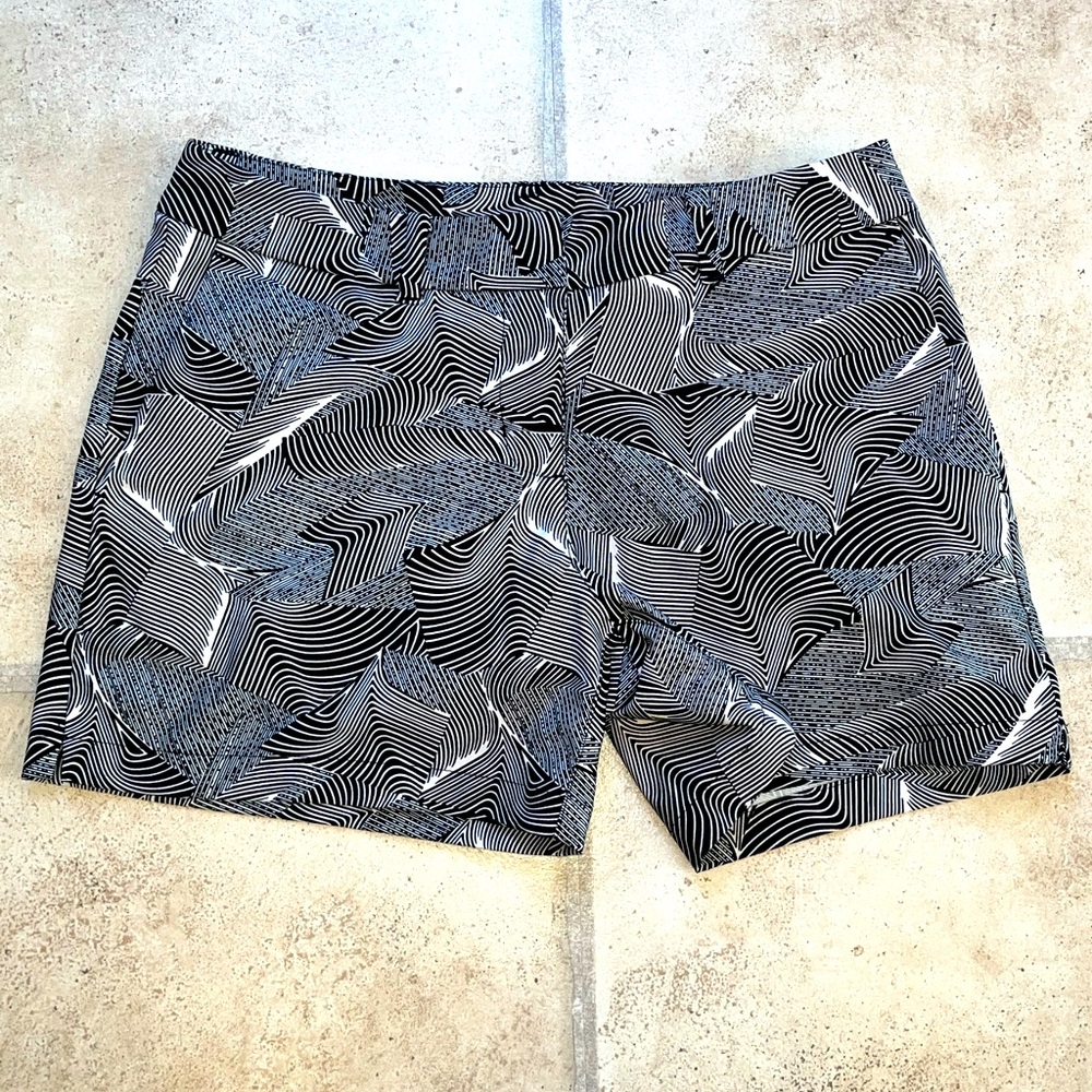 Nike golf shorts size 4 black and white